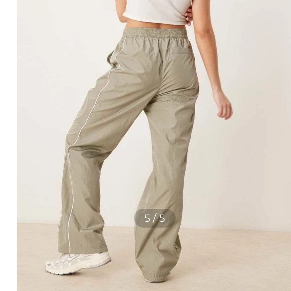 Nike Women’s Nike windrunner trackpant trousers in khaki taupe Size Small - Picture 2 of 15